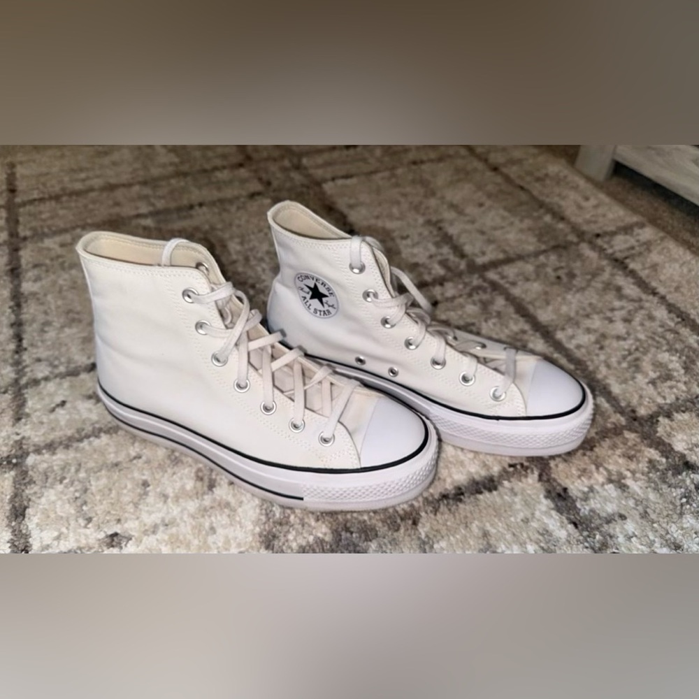 Converse Women’s Chuck Taylor All Star Lift Platform. Size 8